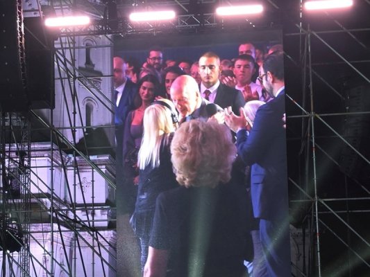 Lili İvanova, Simeon Sakskoburggotski ve Eşini Selamlamak İçin Sahneyi Bıraktı