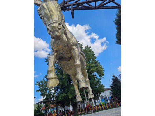 Gurkovo'nun Yeni Simgesi Bronz Eşek Heykeli Oldu