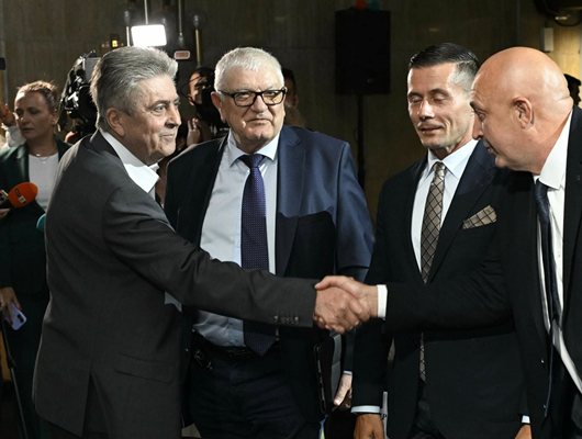 Cumhurbaşkanı Georgi Pırvanov, Petır Kınev ve Çarevo Belediye Başkanı Marin Kirov da adaylığı destekledi.