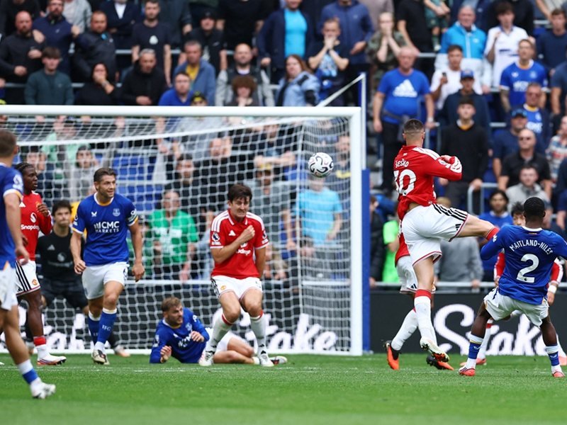 Manchester United, Liverpool'da Everton'a 96. dakikada takıldı