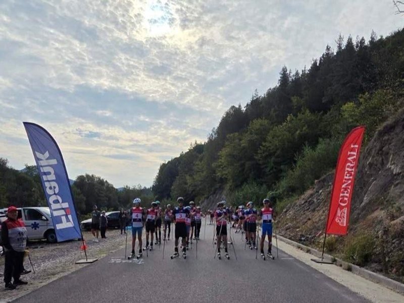 Yaklaşık 100 sporcu yaz kayak koşusu şampiyonasında yarışıyor