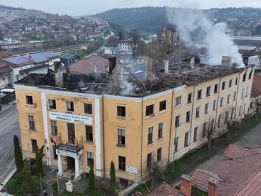 Tarya'nın ünlü lisesinden yangından kurtarılan hafıza: Sanat enstalasyonundaki üç yanık kiriş