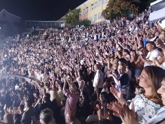 През целия концерт на Аргирос в Пловдив публиката бе на крака.