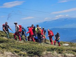 Pirin'den ayak bileği travmalı kadın dağ kurtarıcıları tarafından indirildi