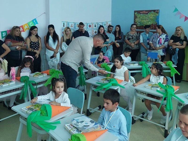 Çernomorec'ten Dolno Ezerovo'daki okulun birinci sınıf öğrencilerine hediyeler