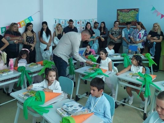 Çernomorec'ten Dolno Ezerovo'daki okulun birinci sınıf öğrencilerine hediyeler