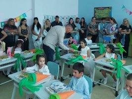 Çernomorec'ten Dolno Ezerovo'daki okulun birinci sınıf öğrencilerine hediyeler
