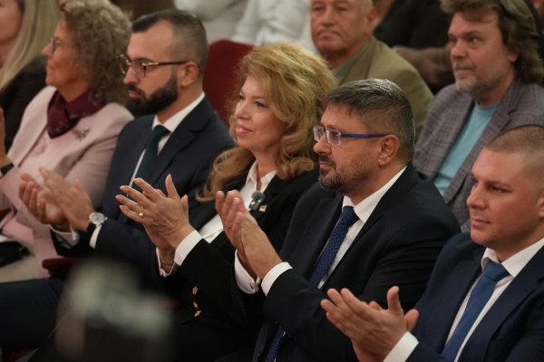 Dolu "Sazlık" halk kütüphanesiyle Pleven Yotova ve Vılçev'i karşıladı