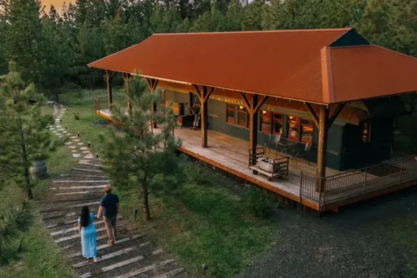 Terk edilmiş vagon 20 yaban kedisine ev sahipliği yapıyordu, şimdi lüks Airbnb - gecelik 350 dolar
