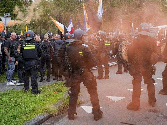 Sağcı protesto Lahey'de çatışmaya dönüştü, polise molotof atıldı