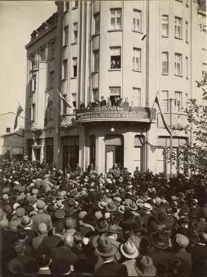 Tüccarın adını taşıyan hayırseverlik evinin açılışında binlerce kişi toplandı.
