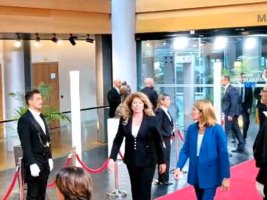 Avrupa Parlamentosu Başkanı Roberta Metsola Strasbourg'da Yotova'yı karşıladı