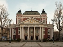 Ulusal Tiyatro Ivan Vazov önündeki meydan kimin
