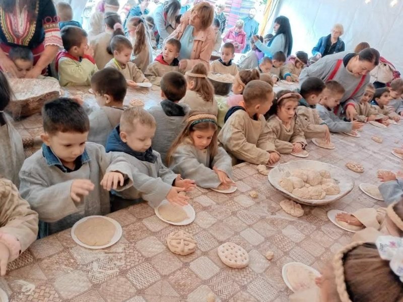 1420 çocuk Dobrich için ritüel ekmek yoğurmada Balkan rekoru kırdı