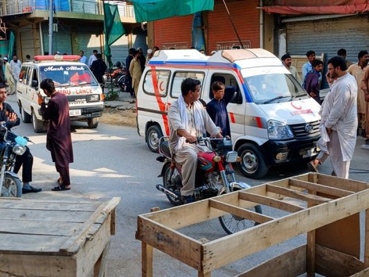 31 kişi Pakistan'da polis karakoluna düzenlenen saldırıda öldü