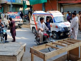 31 kişi Pakistan'da polis karakoluna düzenlenen saldırıda öldü