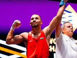 Radoslav Rosenov Rumen rakibini geçti ve Sofya'daki Avrupa boks şampiyonasında çeyrek finalist oldu