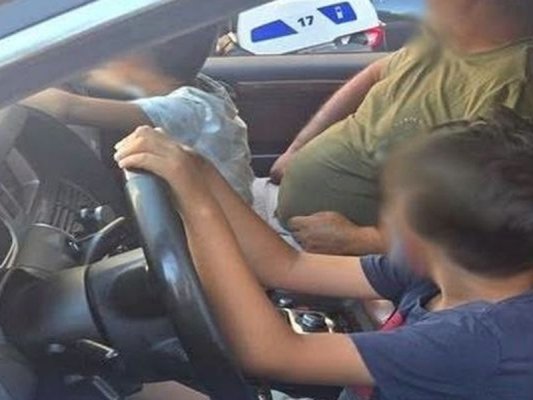 9 yaşındaki çocuk direksiyonda yakalandı, babası navigatör küçük kardeşi kucağında