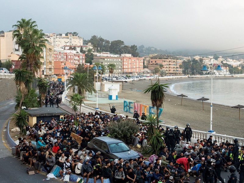 İspanyol polisi Ceuta'daki plajlardan göçmenleri taşımaya başladı