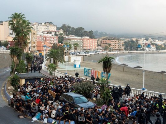 İspanyol polisi Ceuta'daki plajlardan göçmenleri taşımaya başladı