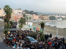 İspanyol polisi Ceuta'daki plajlardan göçmenleri taşımaya başladı