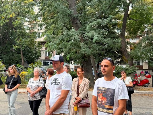 Protesto, hayatını kaybeden anısına bir dakikalık saygı duruşuyla başladı