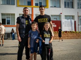 Botev (Filibe) futbolcuları öğrencilere kart ve imza hediye etti