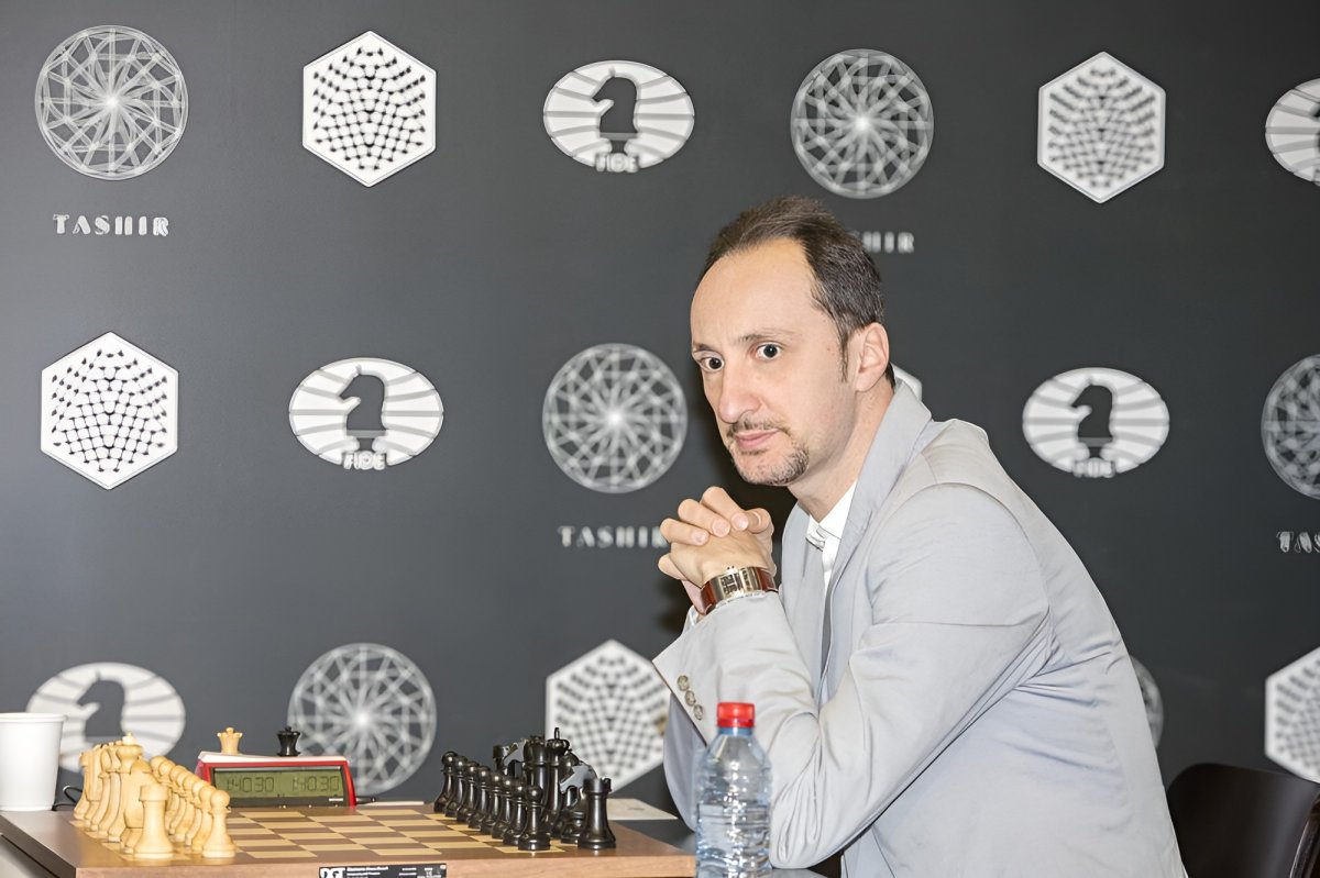 Topalov iki sert darbeyle Kasparov'u köşeye sıkıştırdı