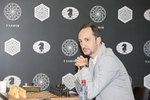 Topalov iki sert darbeyle Kasparov'u köşeye sıkıştırdı