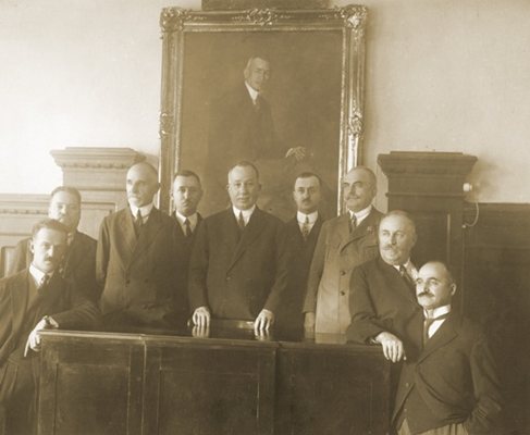 Vakıf yönetim kurulu fotoğrafı. Dimitar Kudoglu, Filibe valisi G. Preslavski, belediye başkanı P. Drenski, Bölge Daimi Komisyonu başkanı G. Yamboliev, Kızılhaç başkan yardımcısı Dr. Dobrev, Filibe Ticaret Odası başkanı H. Lyochkov, Dimitar At. Turdoglu, Konstantin At. Turdoglu ve vakıf başkanı seçilen Nedko Kableşkov ile birlikte.