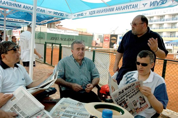 Явор Цаков, Кръстьо Петков, Александър Йорданов и Красимир Ангарски правят преглед на печата, Ангарски чете в. “24 часа”, докато се играе тенис турнира на медията “Купата на групата”. СНИМКА: АГНЕС МЕТОДИЕВА