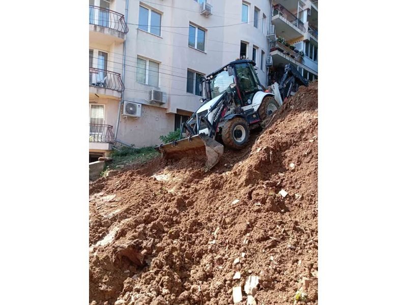 Veliko Tırnovo'daki Akaçiya mahallesinde patlayan boruya ulaşmak için araçlar vinçle kaldırılıyor