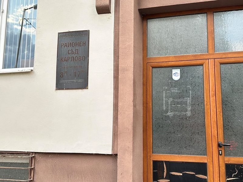 Sopotlu havai fişek meraklısı komşuya tükürdü ve ayağına patlattı