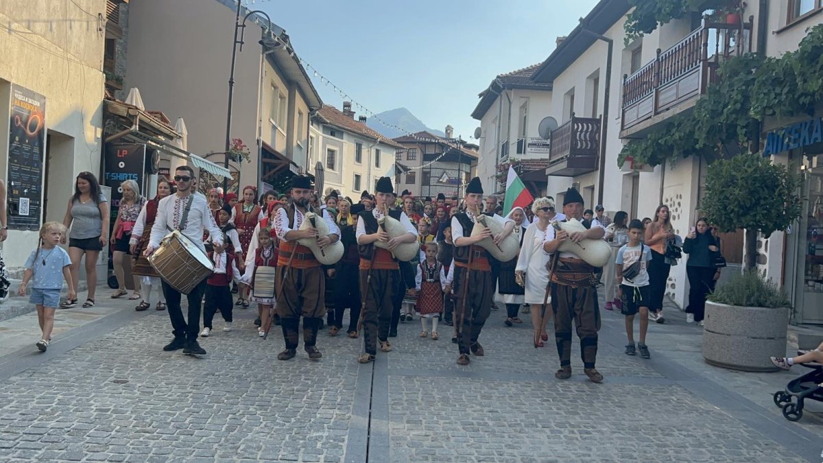 Bansko'da Birleşme Günü Coşkusu: Gaydalar, Yöresel Kıyafetler ve Bulgaristan'ın Harikaları