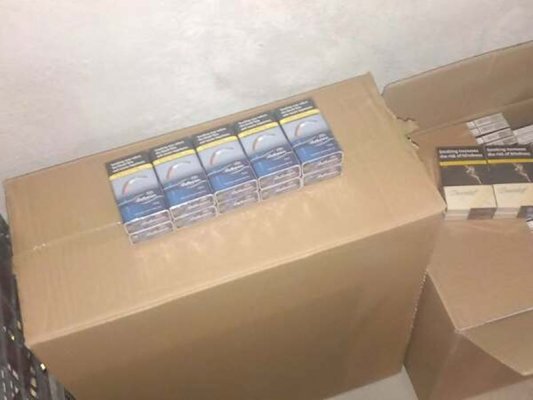 İki erkek yasa dışı sigara anlaşmasında tutuklandı, 35 binden fazla sigara ele geçirildi