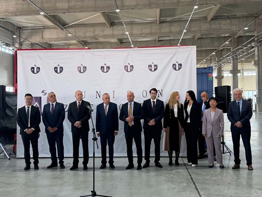 Radev ve beraberindeki resmi heyet, Radinovo'daki yeni fabrikanın açılışında.