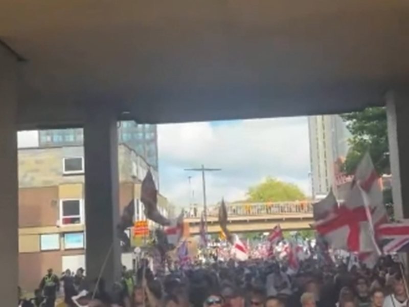 İngiltere'de protestocular ile polis arasında çatışma, üniformalıları 'pislik' diye çağırdılar