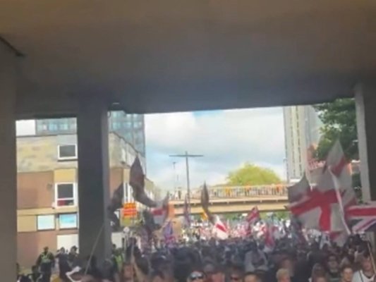 İngiltere'de protestocular ile polis arasında çatışma, üniformalıları 'pislik' diye çağırdılar