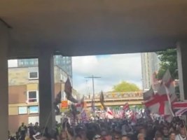 İngiltere'de protestocular ile polis arasında çatışma, üniformalıları 'pislik' diye çağırdılar