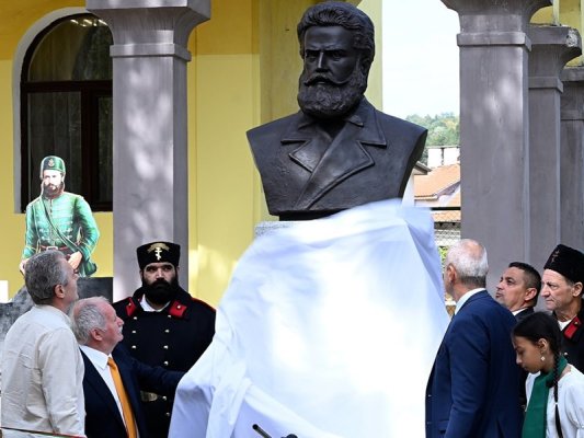 Etropole merkezinde Hristo Botev anıtı kahramanlığını hatırlatıyor
