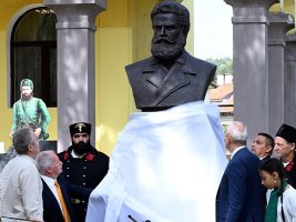 Etropole merkezinde Hristo Botev anıtı kahramanlığını hatırlatıyor