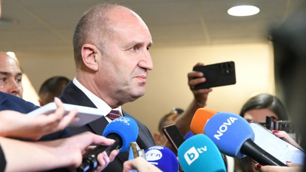 Paris'te Uzay Zirvesi: Macron, Radev'i Elysee Sarayı'nda Ağırlıyor