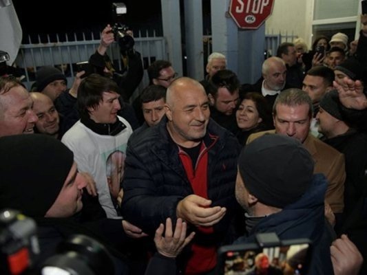 Borisov'un tutuklanmasından bir ay önce tutuklanması Kiril Petkov'un kabinesinde görüşülmüş