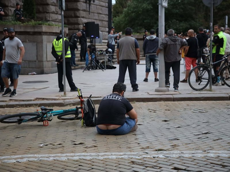Yolo Denev ve yaklaşık yüz kişi Rumen Radev'e karşı protestoda