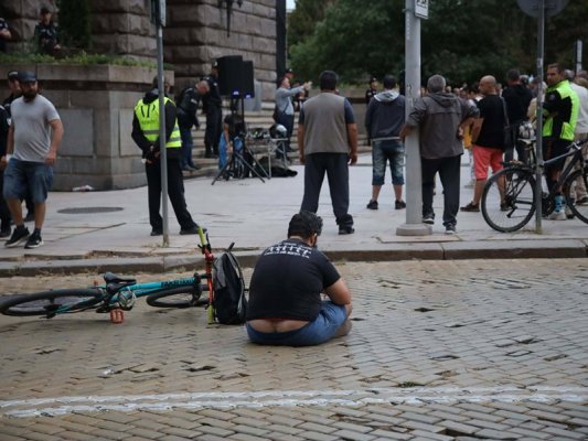 Yolo Denev ve yaklaşık yüz kişi Rumen Radev'e karşı protestoda