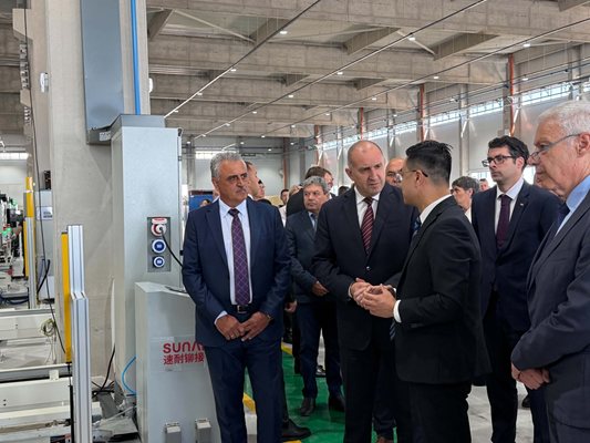 Operasyonel Direktör Pengli Yin, Cumhurbaşkanı Radev'e yeni fabrikanın üretim sürecini anlatıyor.