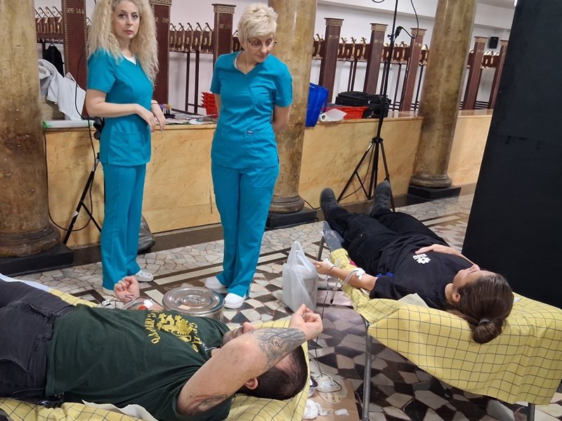 Filibe tiyatrosunda BÇK kan bağışı kampanyası başlamadan önce meraklılar sıraya girdi