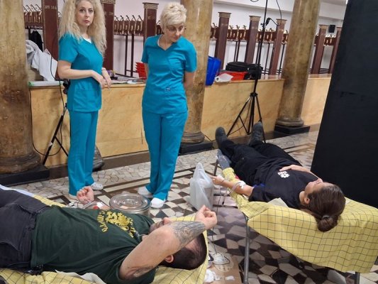 Filibe tiyatrosunda BÇK kan bağışı kampanyası başlamadan önce meraklılar sıraya girdi