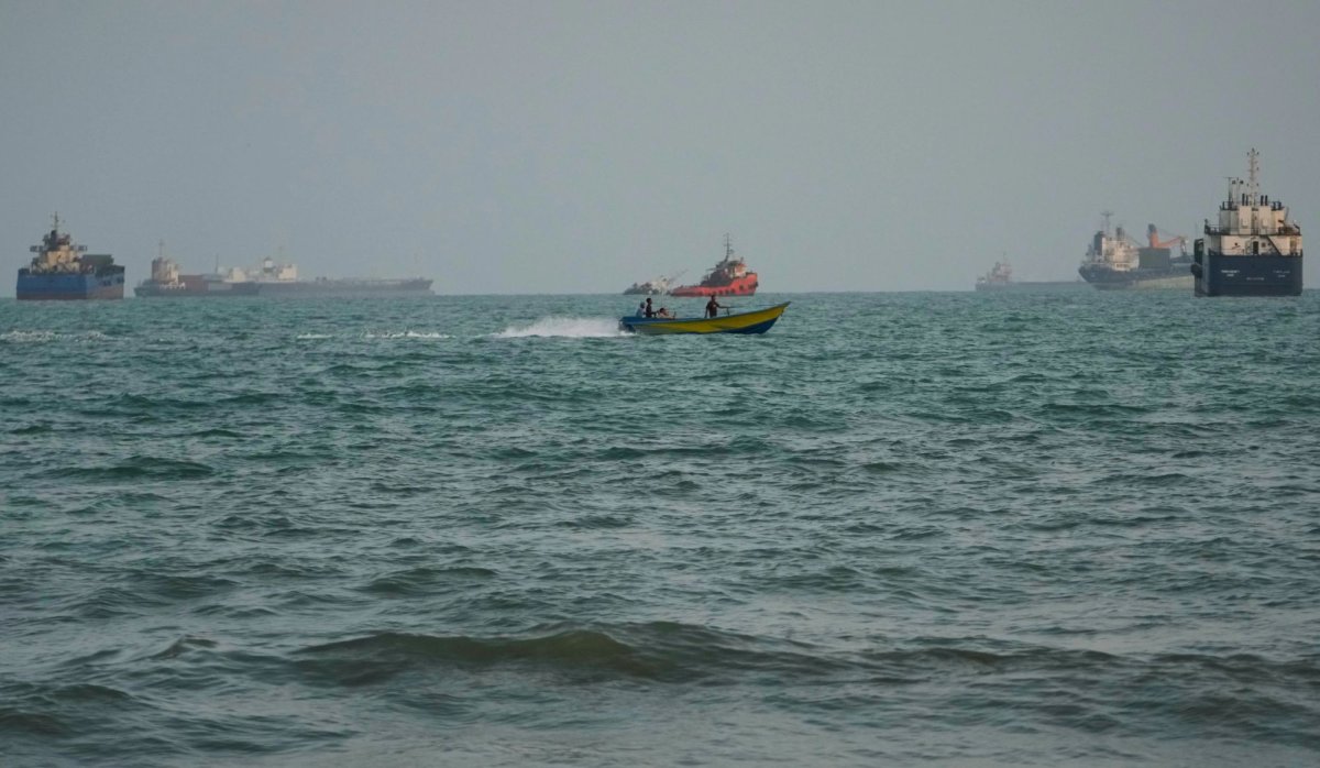 Yeni saldırı Hormuz Boğazı'nı sarstı. Dünya kim ateşledi sorusuna yanıt bekliyor