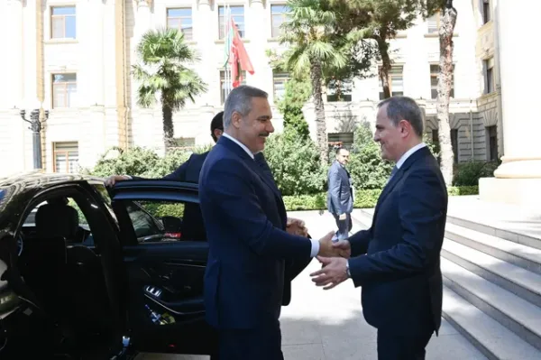 Hakan Fidan Bakü'ye indi. İlk görüşme